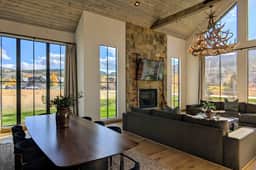 Luxury Moutain Retreat w/hot tub!